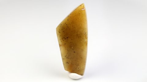 Bernstein von Hand poliert