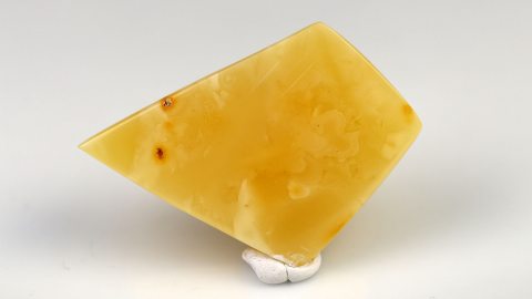 Bernstein von Hand poliert