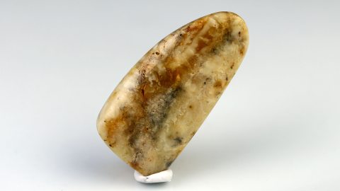 Bernstein von Hand poliert