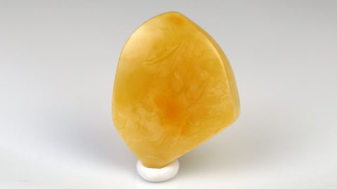 Bernstein geschliffen und poliert