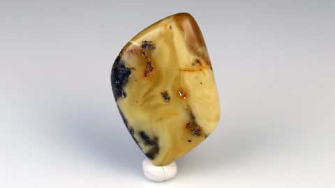 Bernstein geschliffen und poliert