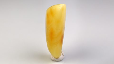 Baltischer Bernstein von Hand geschliffen