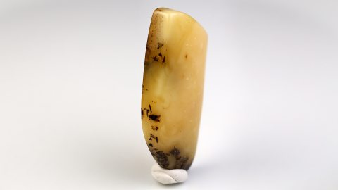 Bernstein von Hand poliert