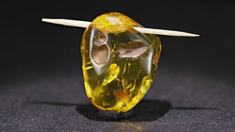 Bernstein mit natürlichem Loch