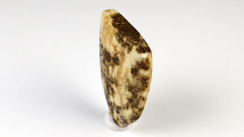 Trüber Naturbernstein von Hand geschliffen und poliert