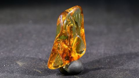 Bernstein geschliffen und poliert