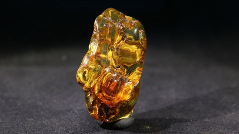 Bernstein geschliffen und poliert