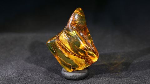 Bernstein geschliffen und poliert