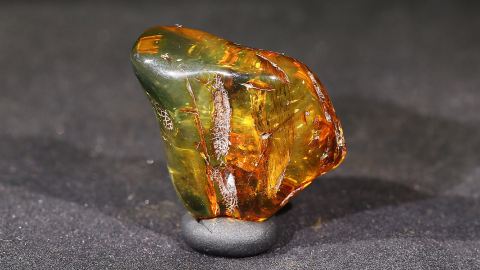 Bernstein geschliffen und poliert
