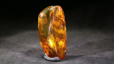 Bernstein geschliffen und poliert