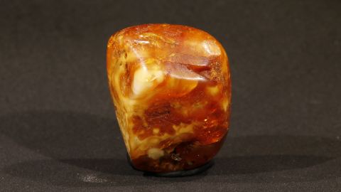 Bernstein weiß über gelb bis rotbraun