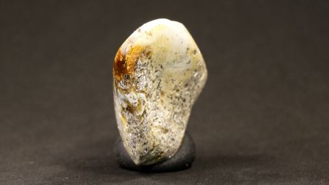 Bernstein weiß bis grau