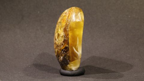 Baltischer Bernstein Brack teils transparent