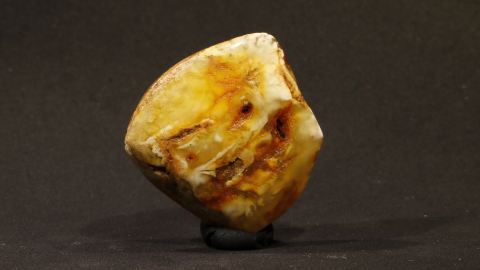 Bernstein milchigweiß, teils transparent