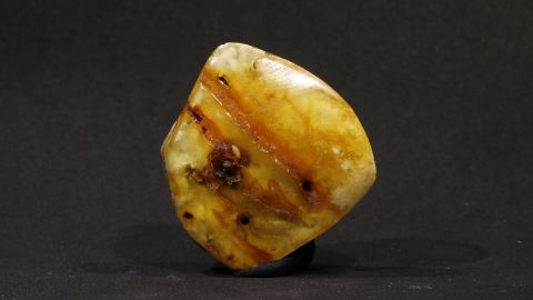 milchigweißer Naturbernstein