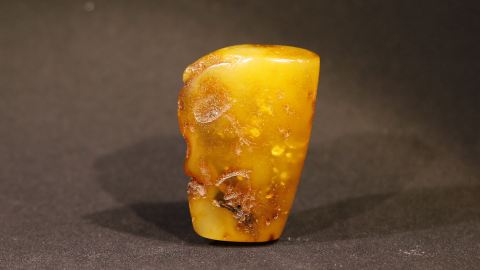 Baltischer Bernstein, Naturbernstein geschliffen milchig