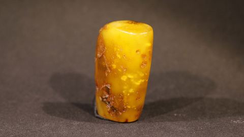 Baltischer Bernstein, Naturbernstein geschliffen milchig