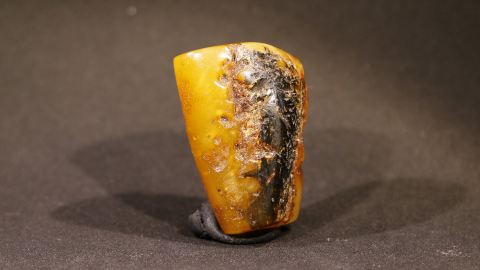 Baltischer Bernstein, Naturbernstein geschliffen milchig