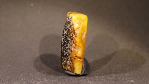 Baltischer Bernstein, Naturbernstein geschliffen milchig