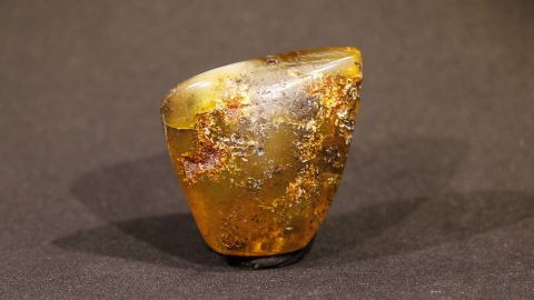 Baltischer Bernstein teils transparent