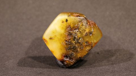 Naturbernstein teilweise transparent