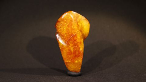 gelber bis rotbrauner Baltischer Bernstein, Naturbernstein geschliffen