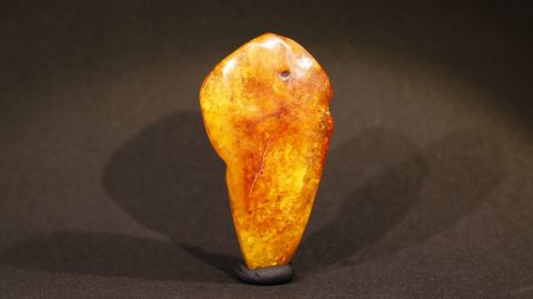 gelber bis rotbrauner Baltischer Bernstein, Naturbernstein geschliffen