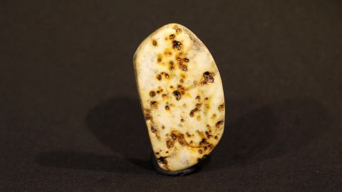 Weißer Baltischer Bernstein, Naturbernstein geschliffen