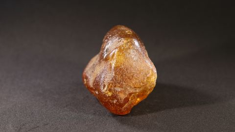 Bernstein Stalaktitentropfen