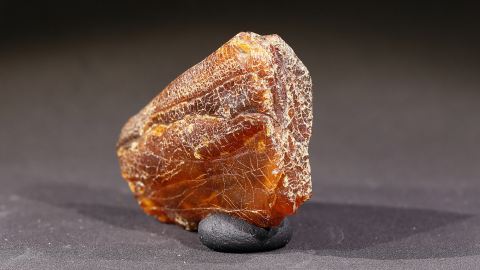 Bernstein mit Verwitterungskruste