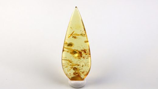 Bernstein von Hand geschliffen